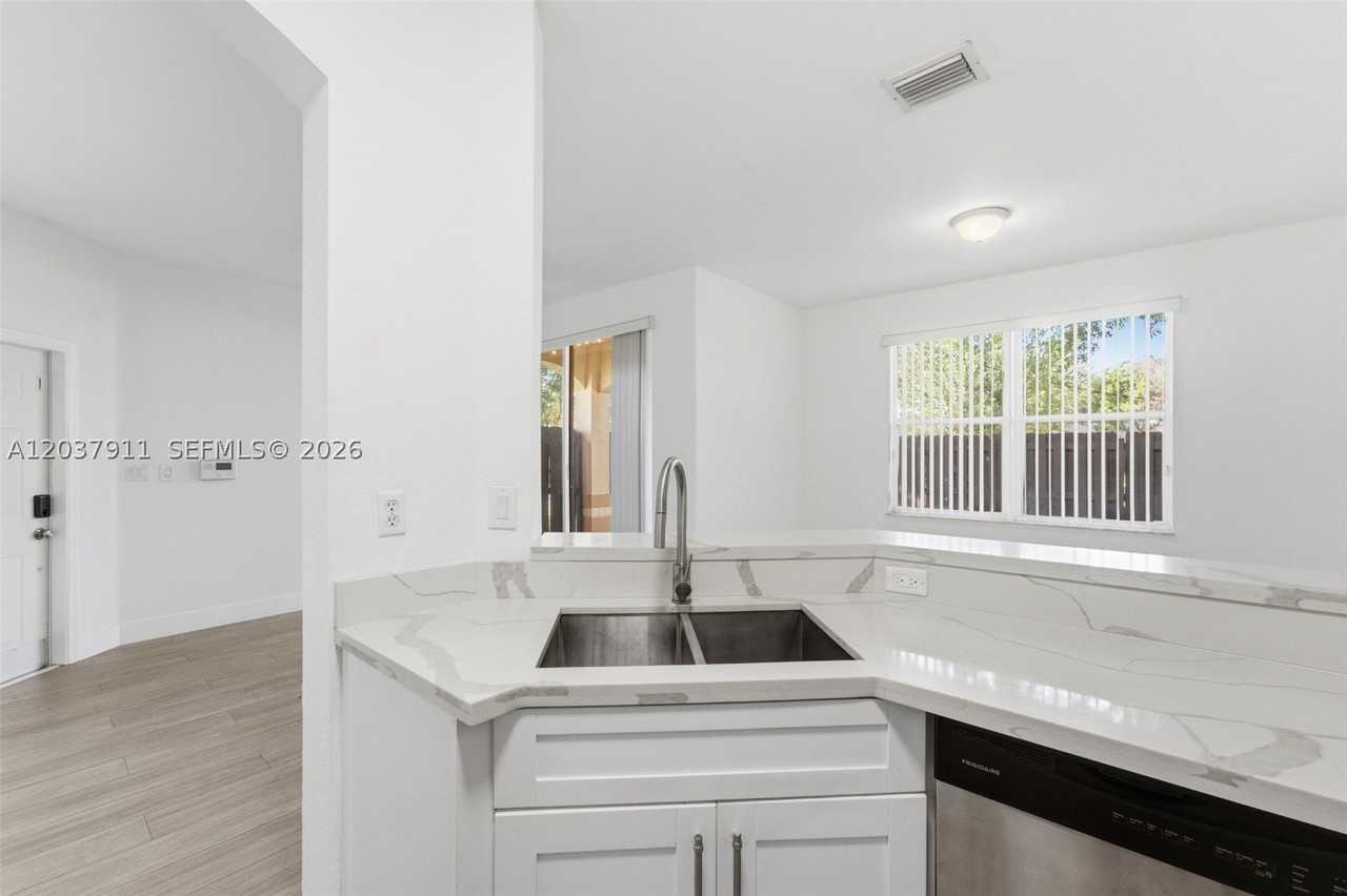 12594 Sw 122nd St - Photo 6 of 25