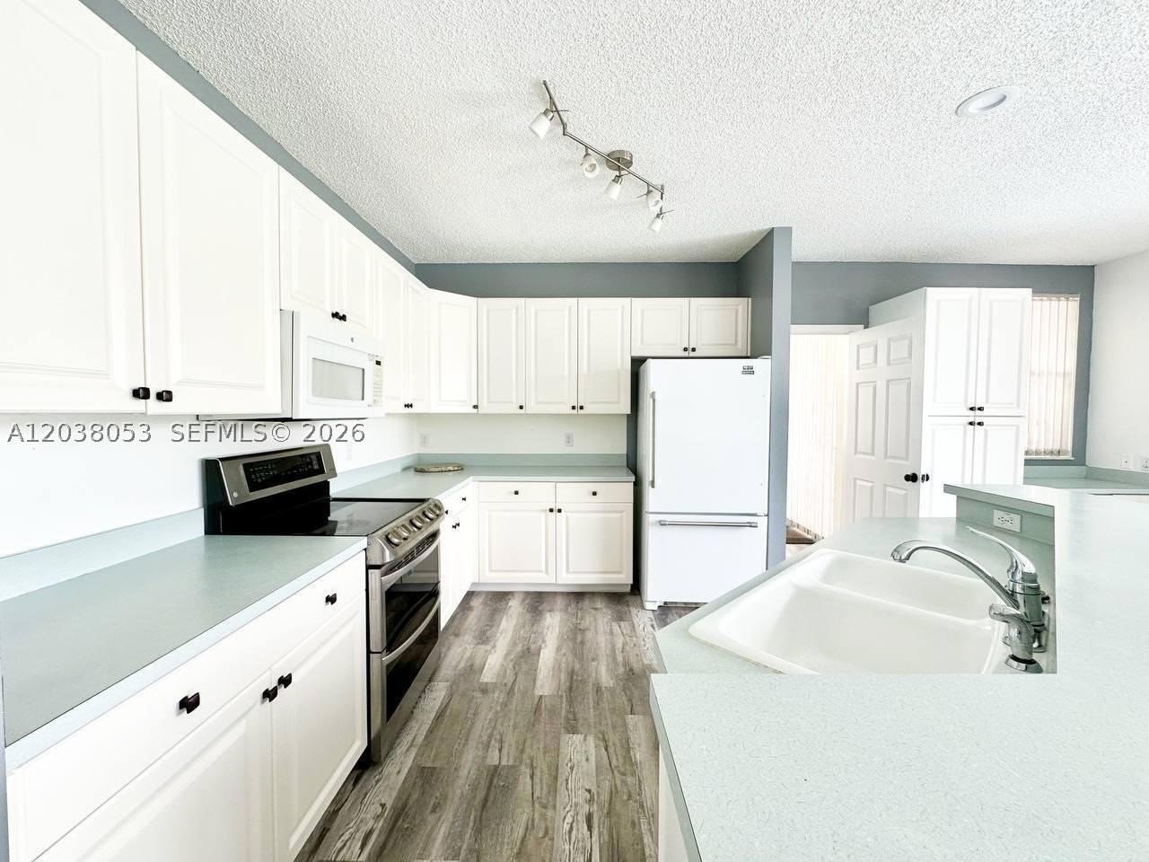 7647 Rockport Cir - Photo 4 of 11