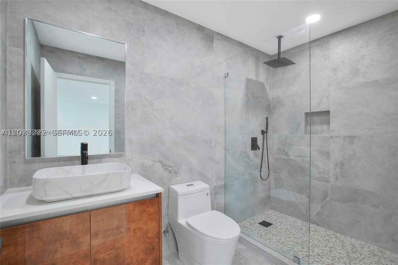 1825 Ne 197th Ter - Photo 7 of 19