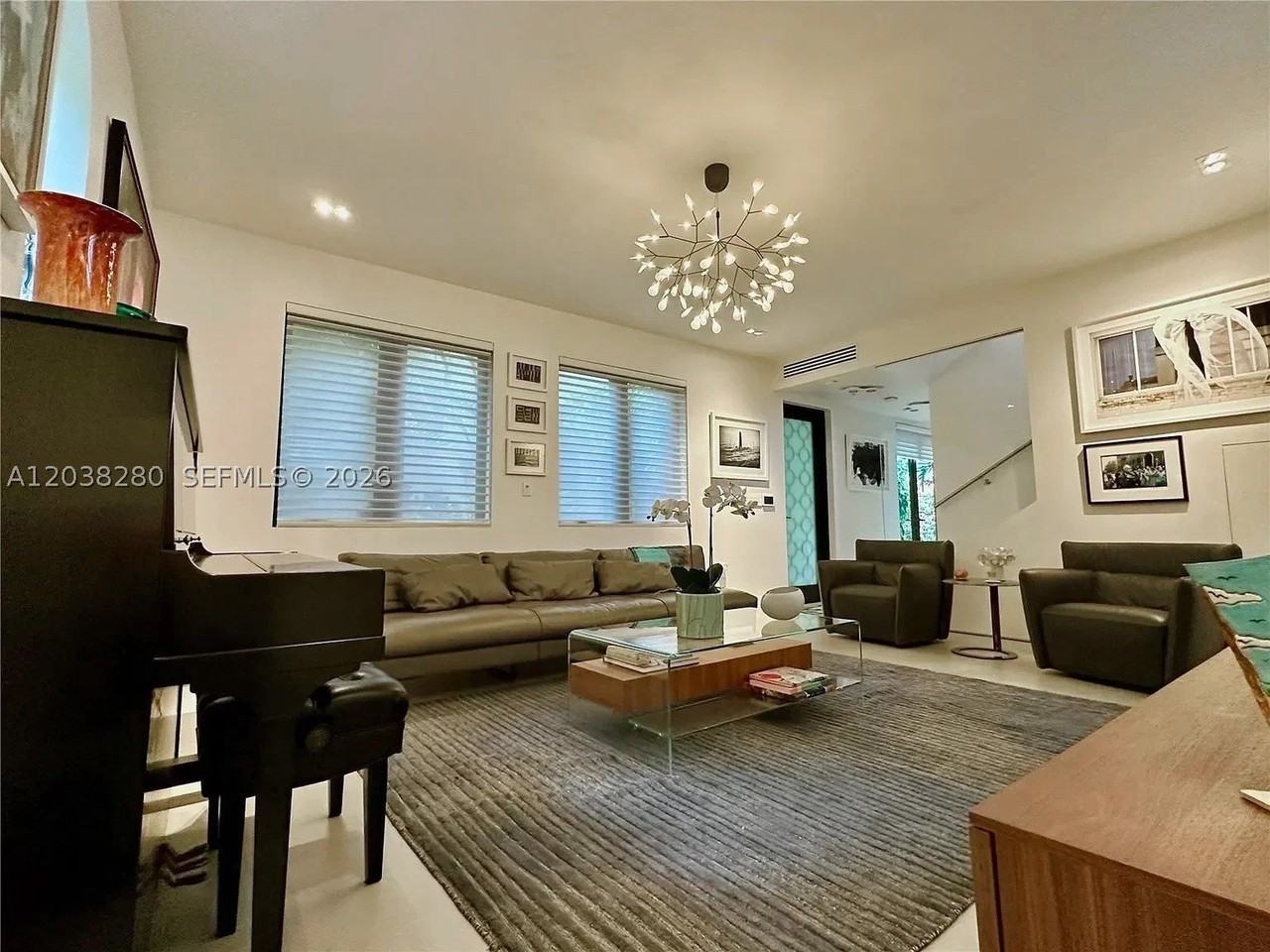 455 Amalfi Ave - Photo 4 of 34