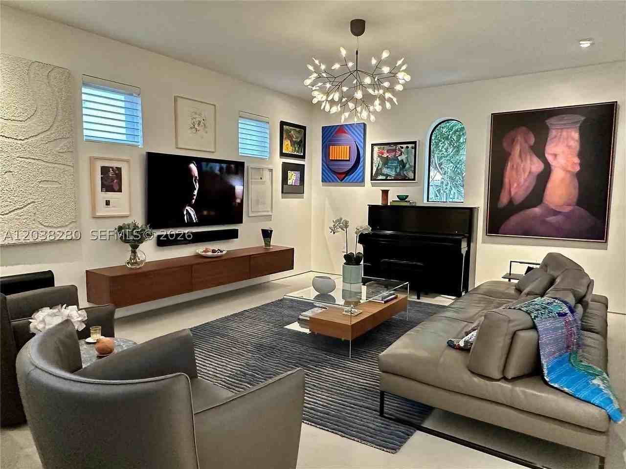 455 Amalfi Ave - Photo 5 of 34