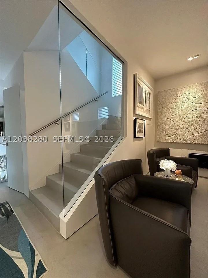 455 Amalfi Ave - Photo 6 of 34