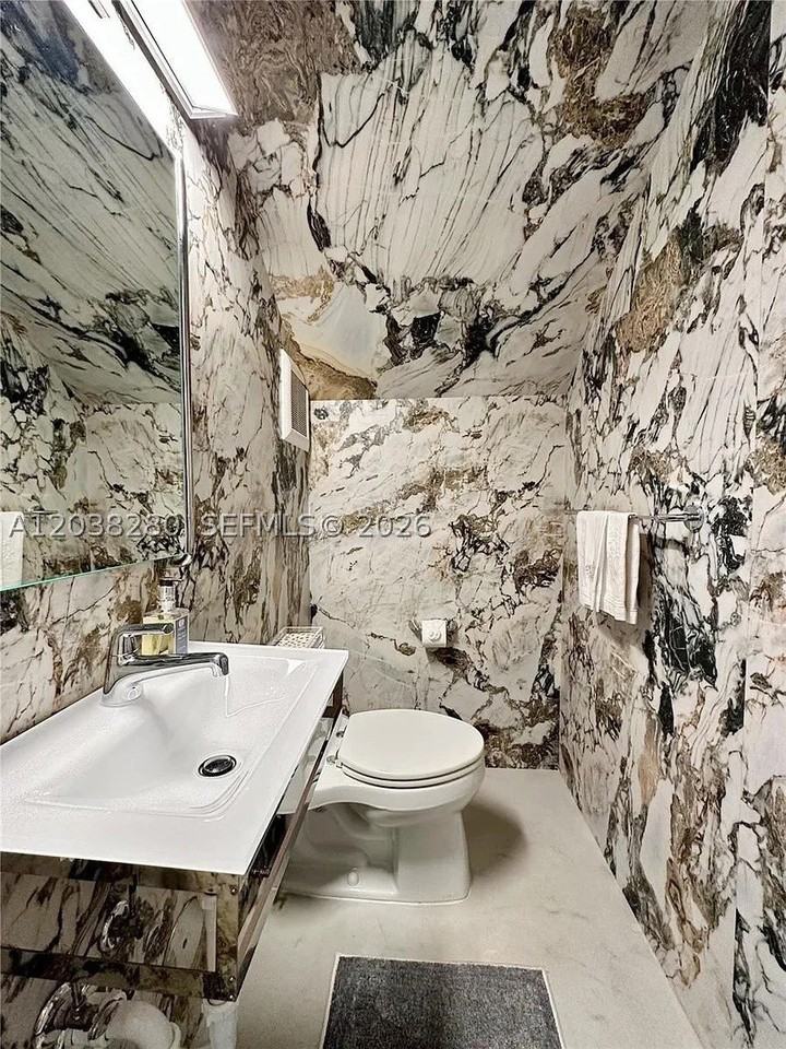 455 Amalfi Ave - Photo 7 of 34