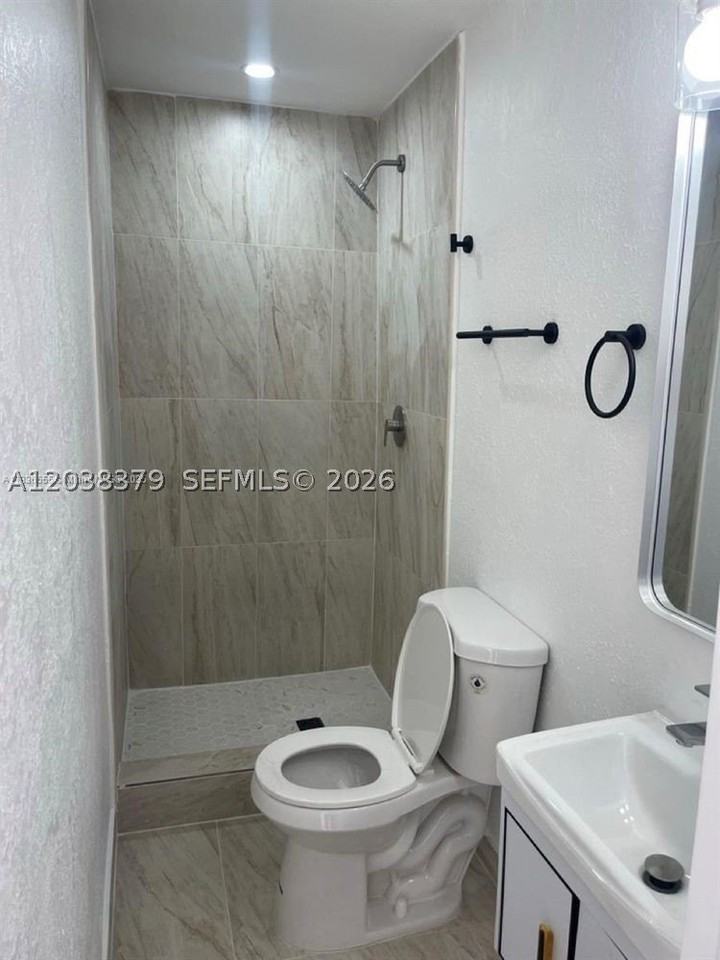 219 Sw 21st Ave #3 - Photo 5 of 7