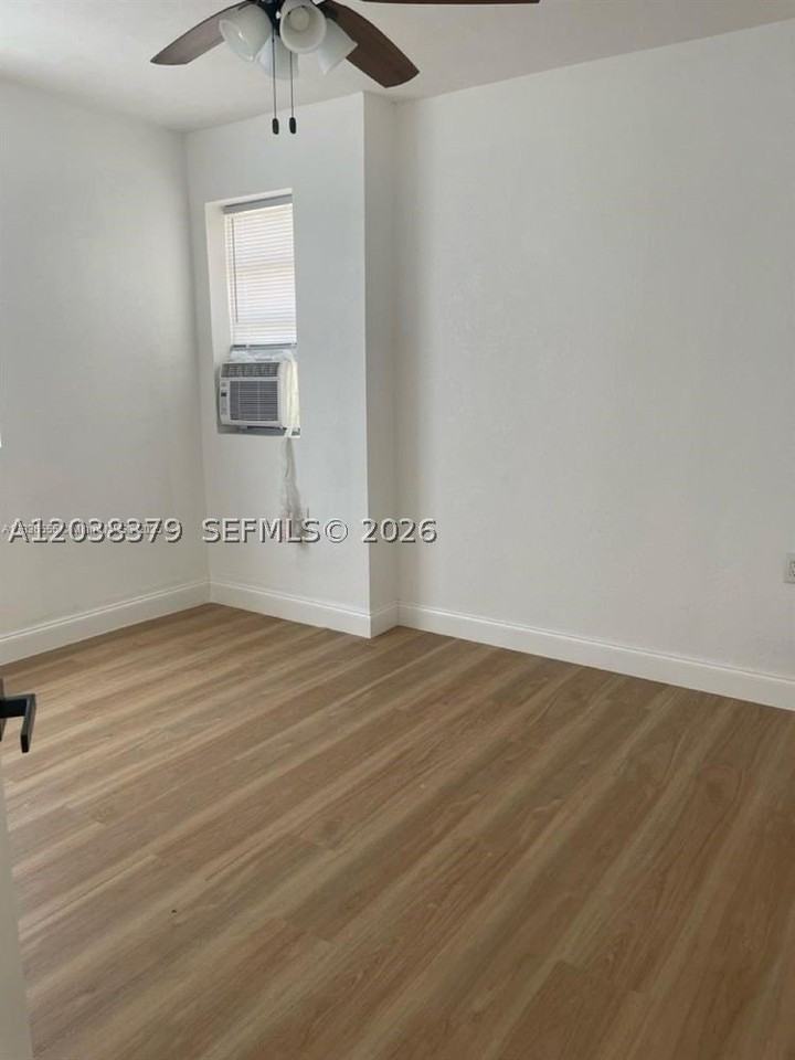 219 Sw 21st Ave #3 - Photo 6 of 7