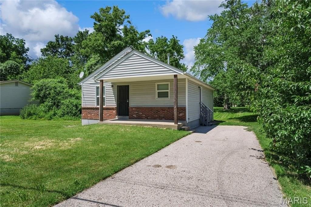 201 Becker Dr - Photo 2 of 15