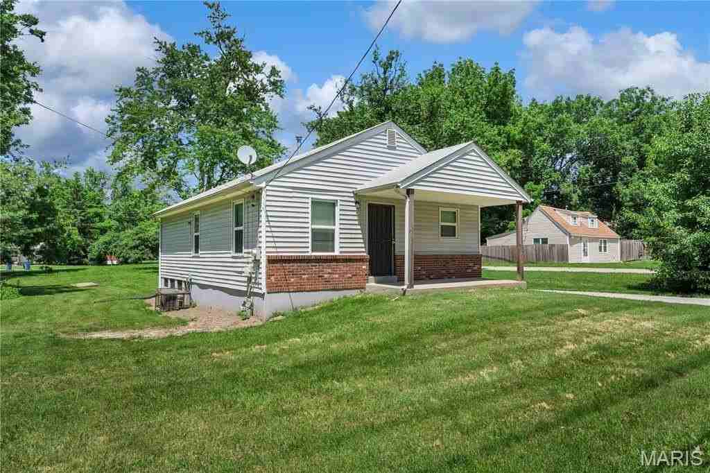 201 Becker Dr - Photo 3 of 15