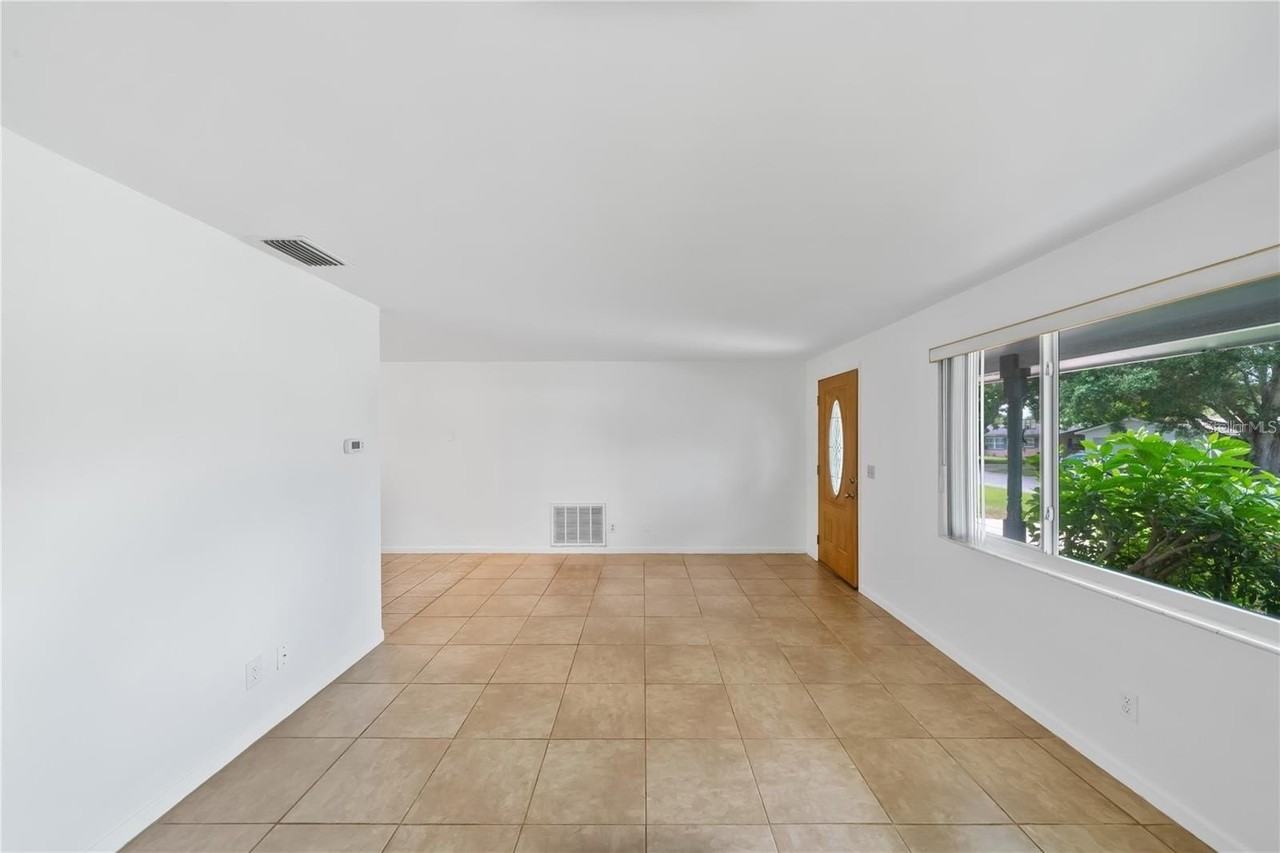1812 Lady Mary Dr - Photo 3 of 32