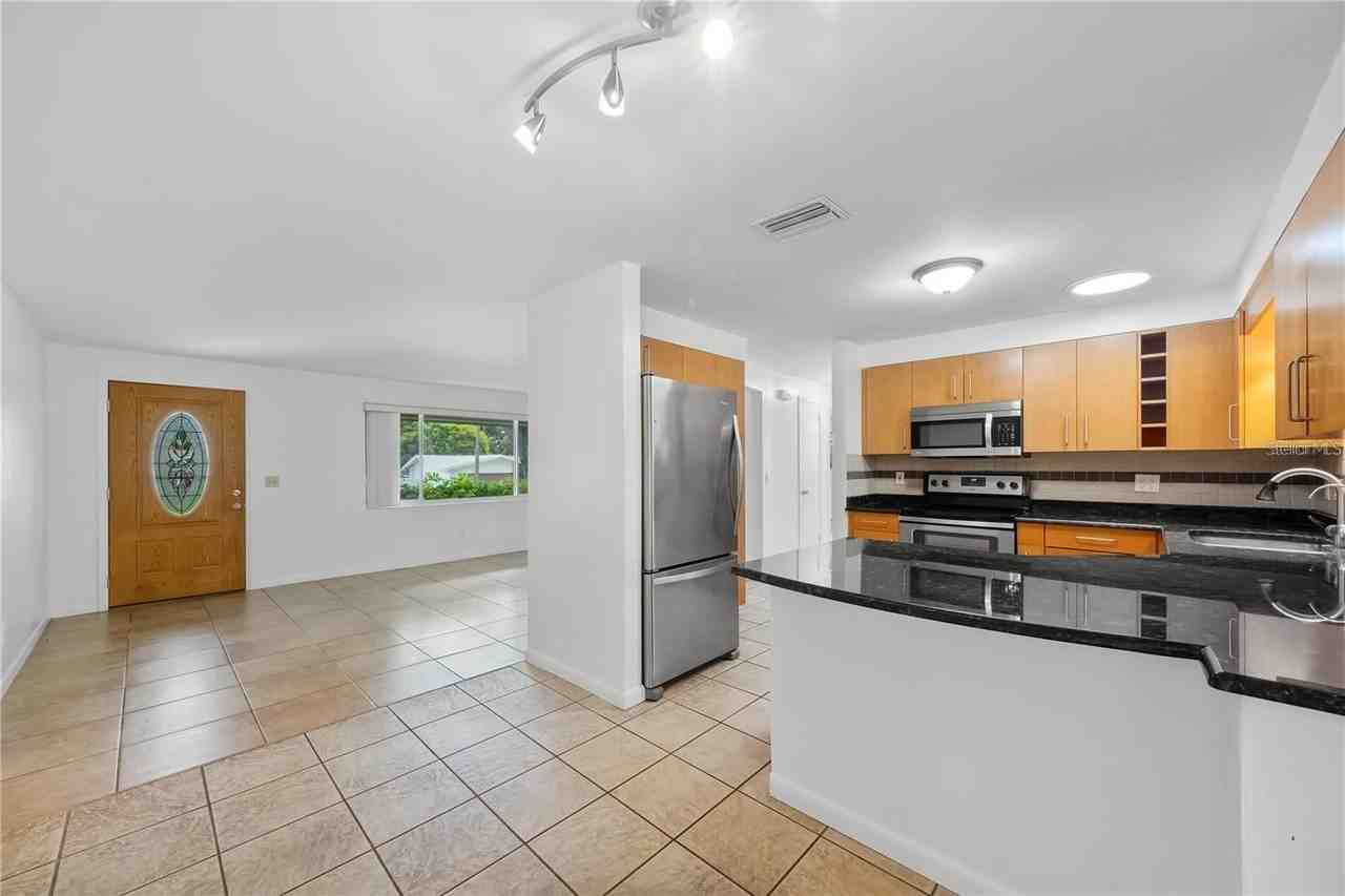 1812 Lady Mary Dr - Photo 6 of 32