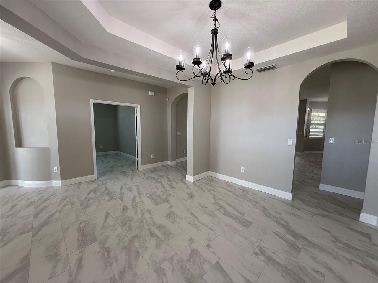 5370 Red Leaf Ct - Photo 2 of 33