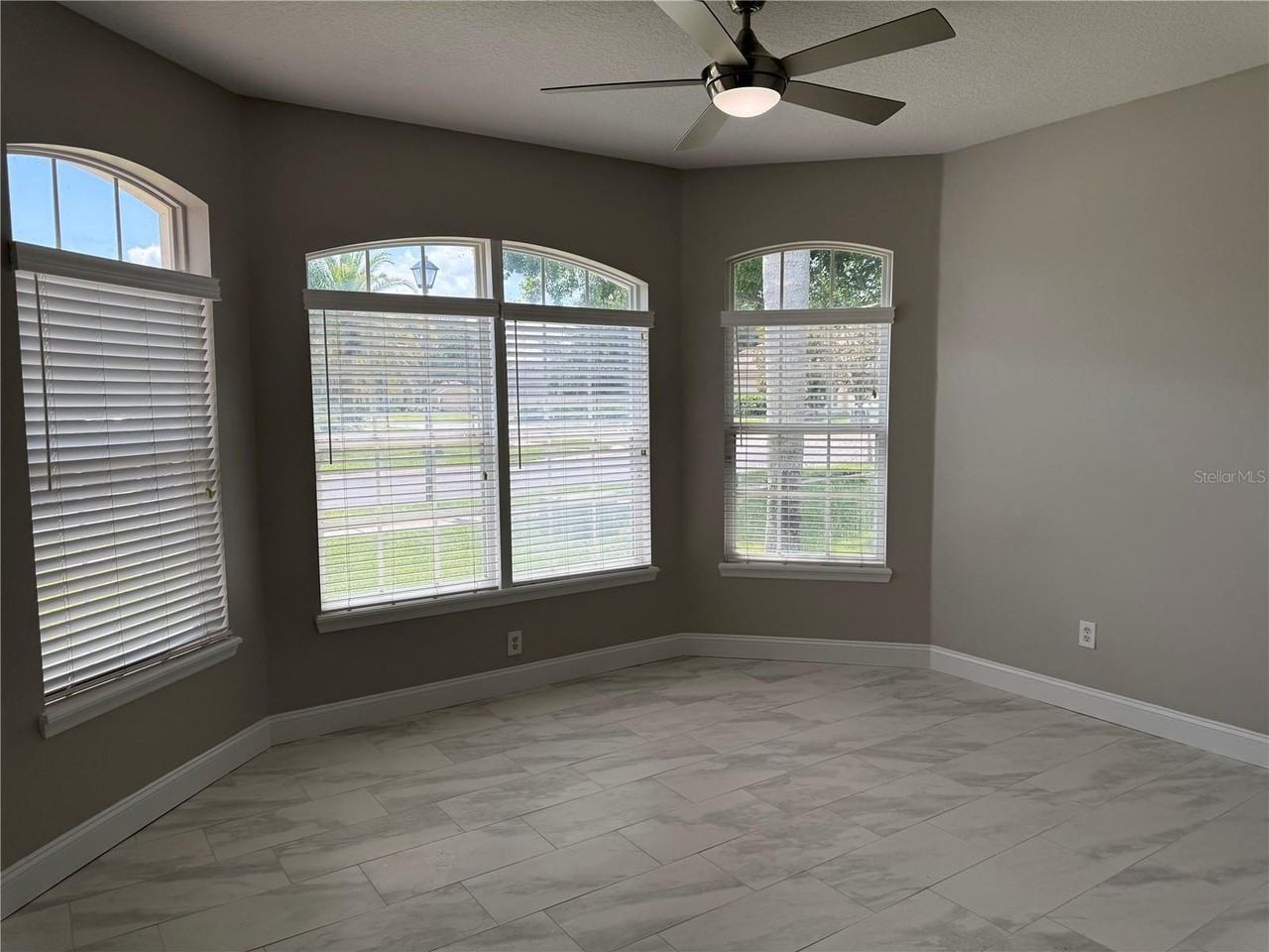 5370 Red Leaf Ct - Photo 3 of 33
