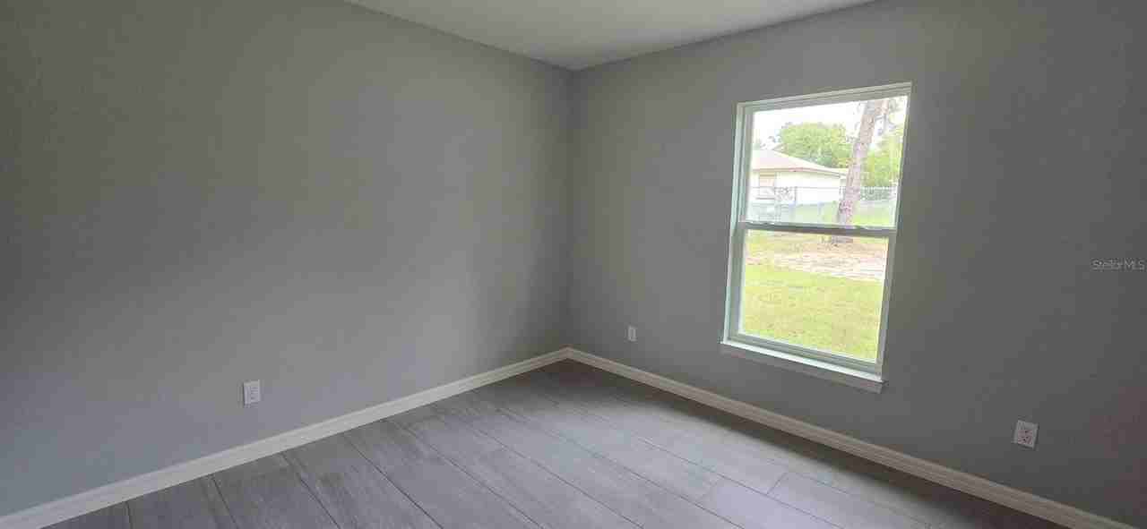 5545 Se 70th Ave - Photo 2 of 15