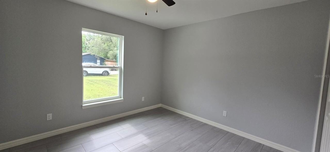 5545 Se 70th Ave - Photo 4 of 15