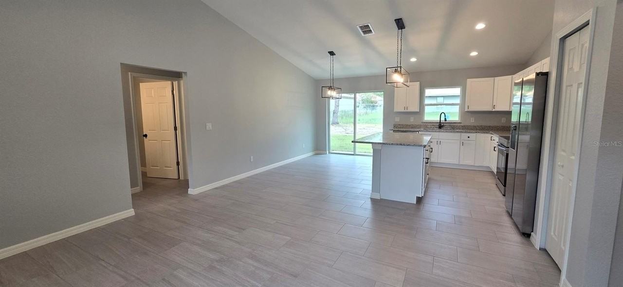 5545 Se 70th Ave - Photo 6 of 15