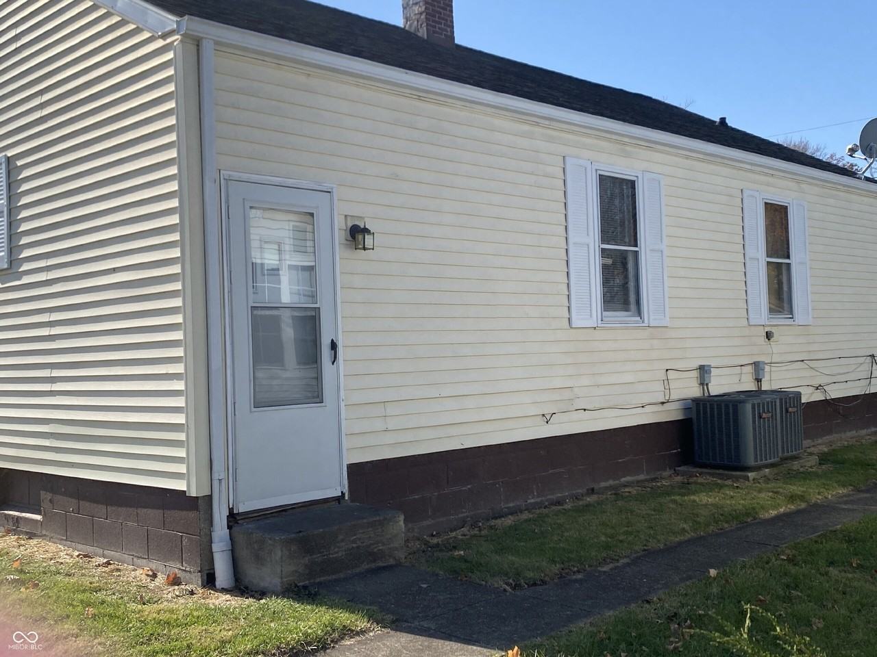 702 W 23rd St - Photo 2 of 13