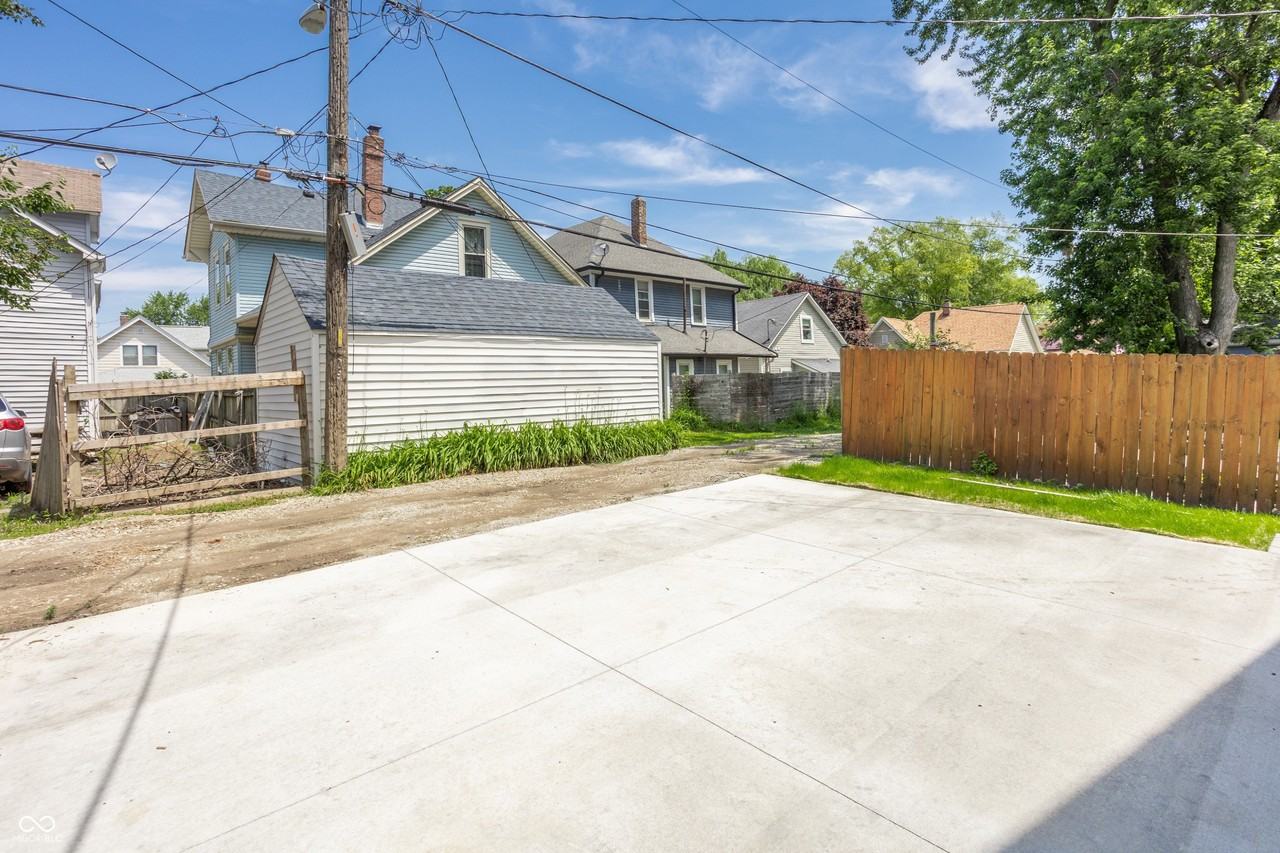 728 Parkway Ave - Photo 5 of 26