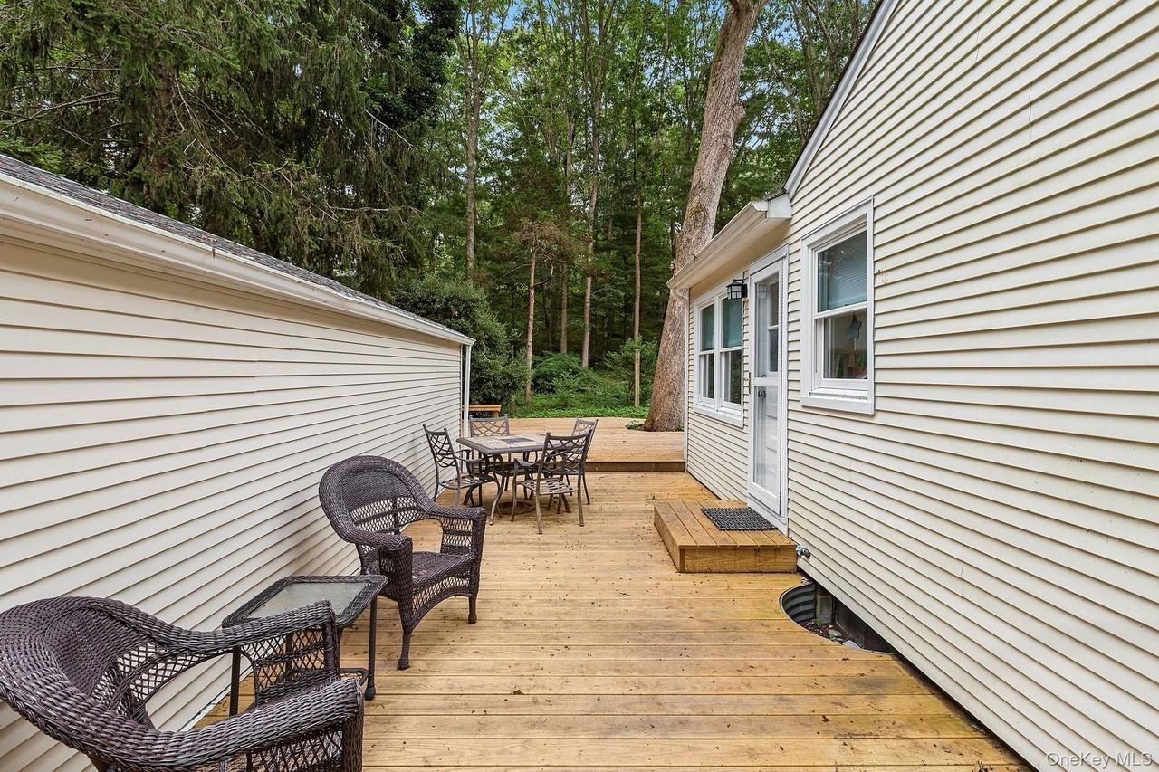 115 W Cove Rd - Photo 4 of 15
