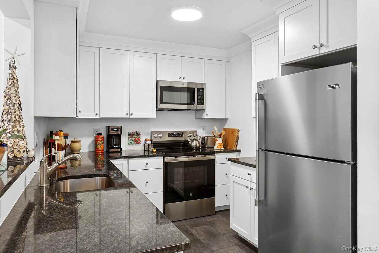 115 W Cove Rd - Photo 7 of 15