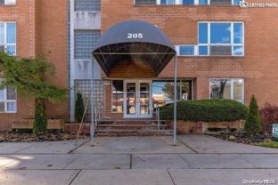 205 Mineola Blvd - Photo 1 of 1