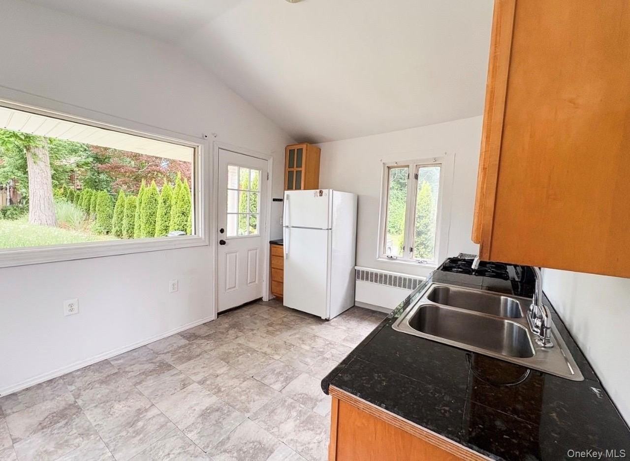 194 Hurley Ave - Photo 3 of 9