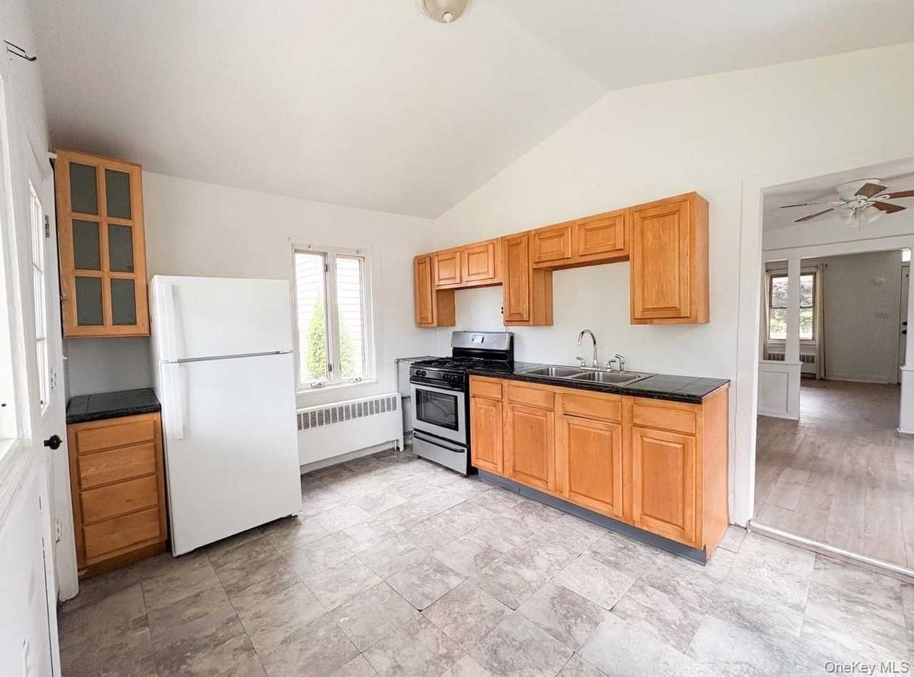 194 Hurley Ave - Photo 4 of 9