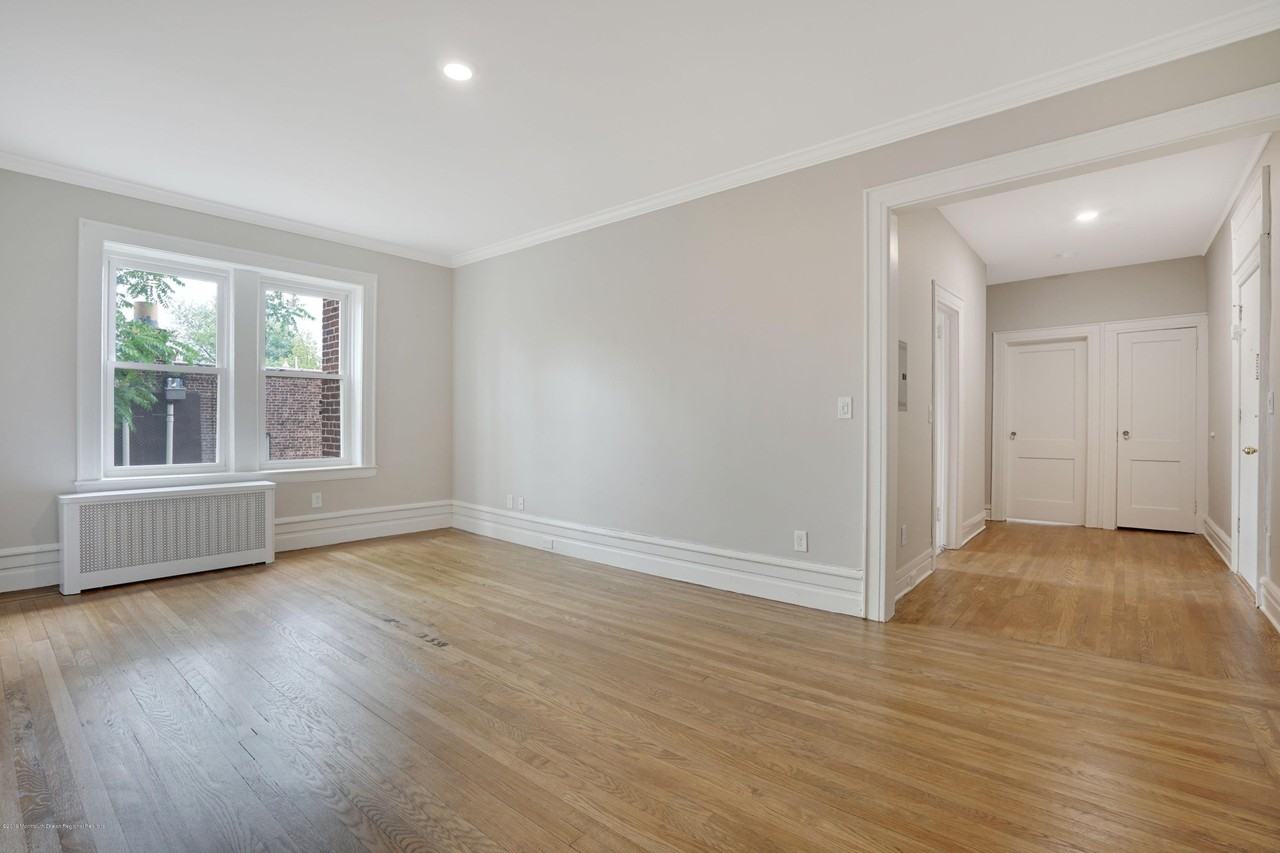 192 Claremont Ave #23 - Photo 5 of 11