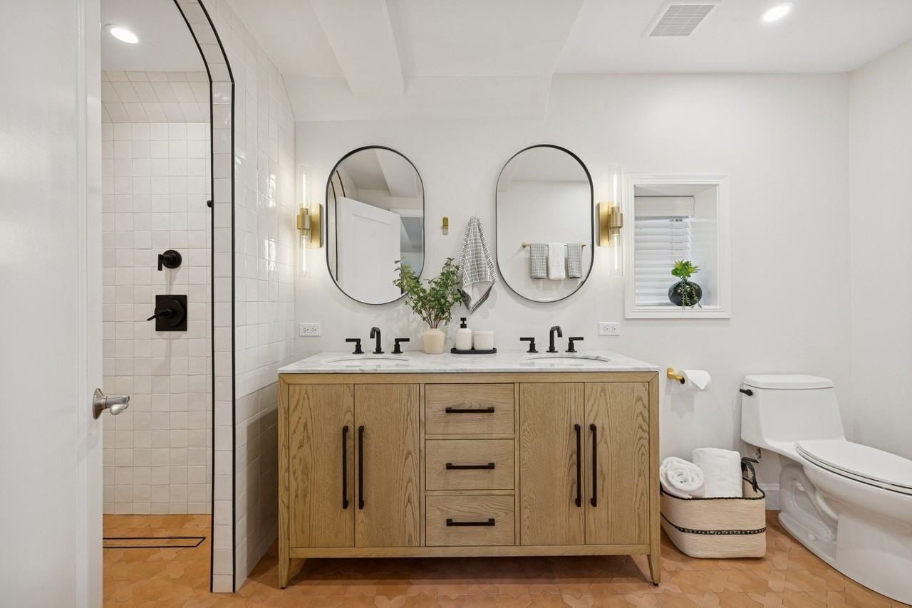 1065 N Marshfield Ave #2 - Photo 4 of 34