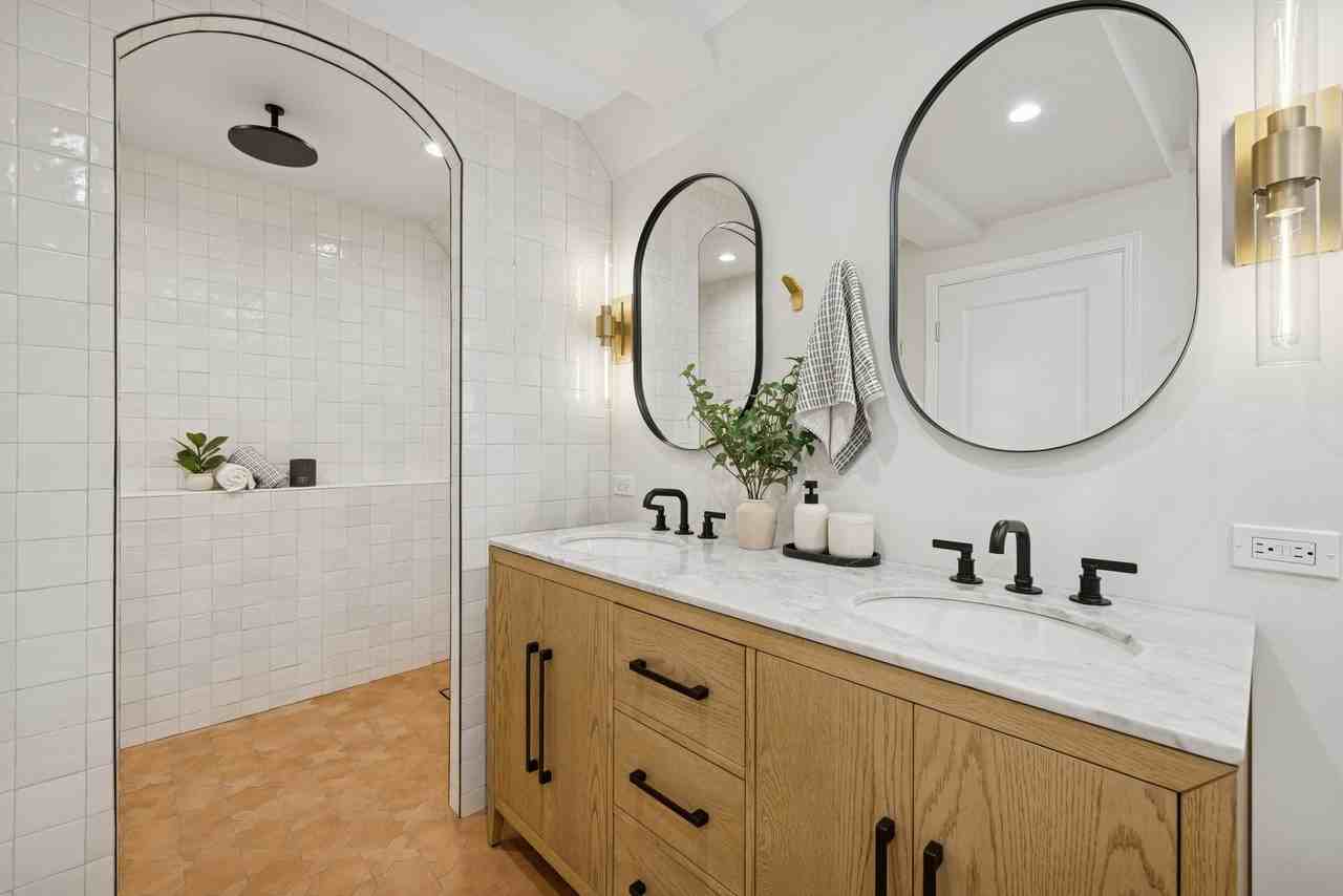 1065 N Marshfield Ave #2 - Photo 5 of 34