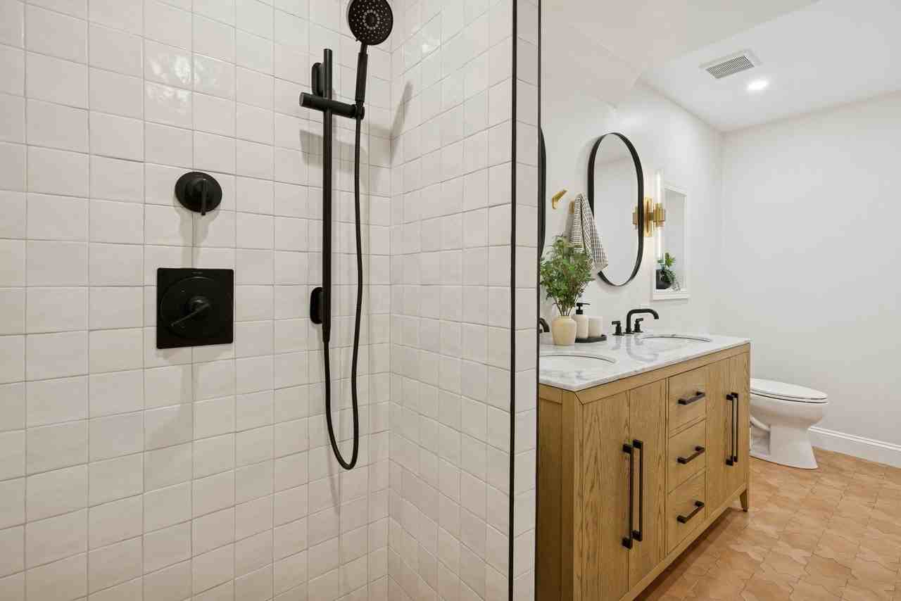 1065 N Marshfield Ave #2 - Photo 7 of 34