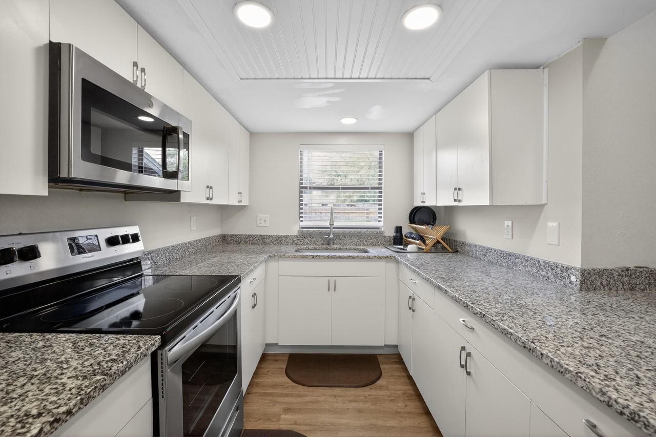 15581 58th St N #B - Photo 5 of 12