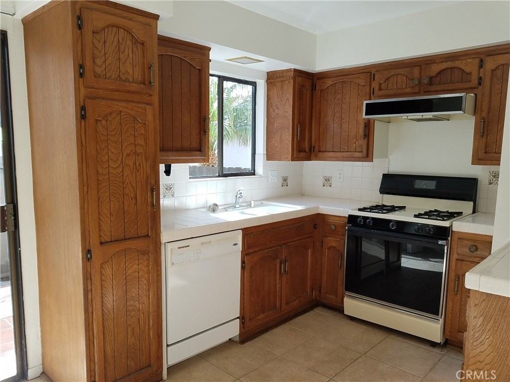26142 Via California #A - Photo 3 of 4