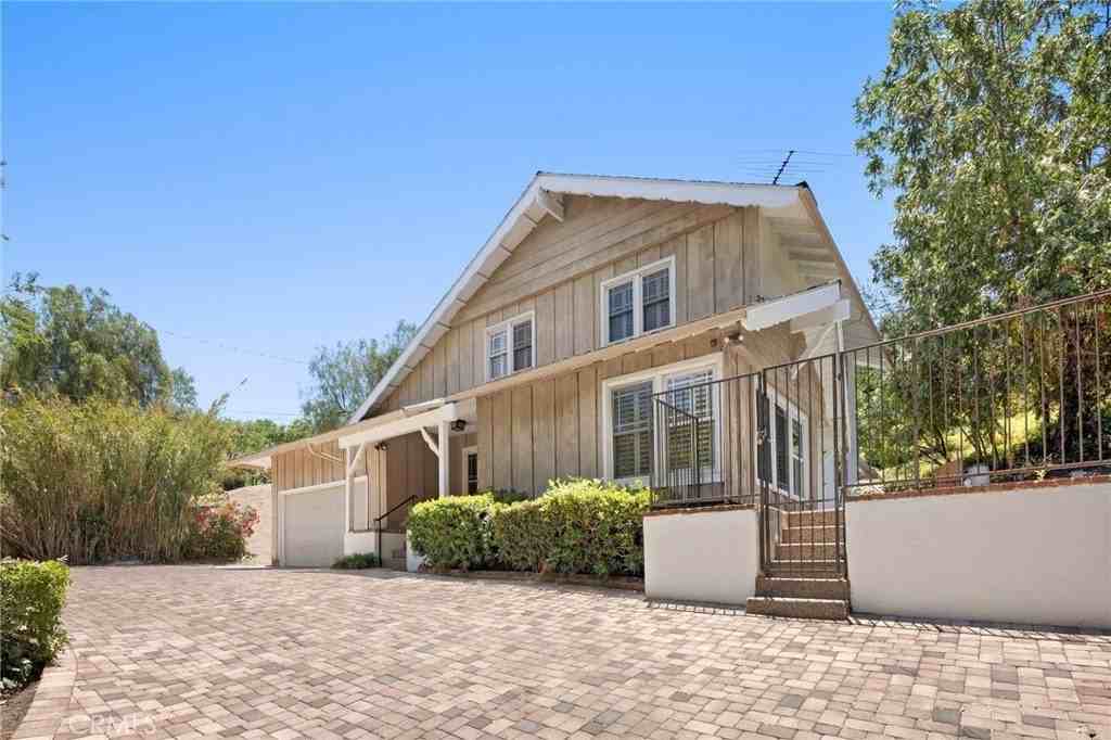 22204 Avenue San Luis - Photo 3 of 24