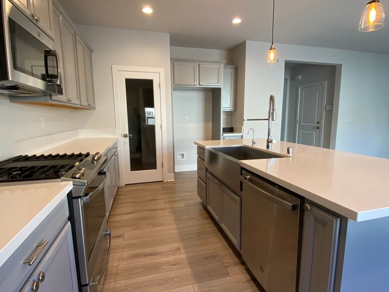 925 Bergenia St - Photo 5 of 38
