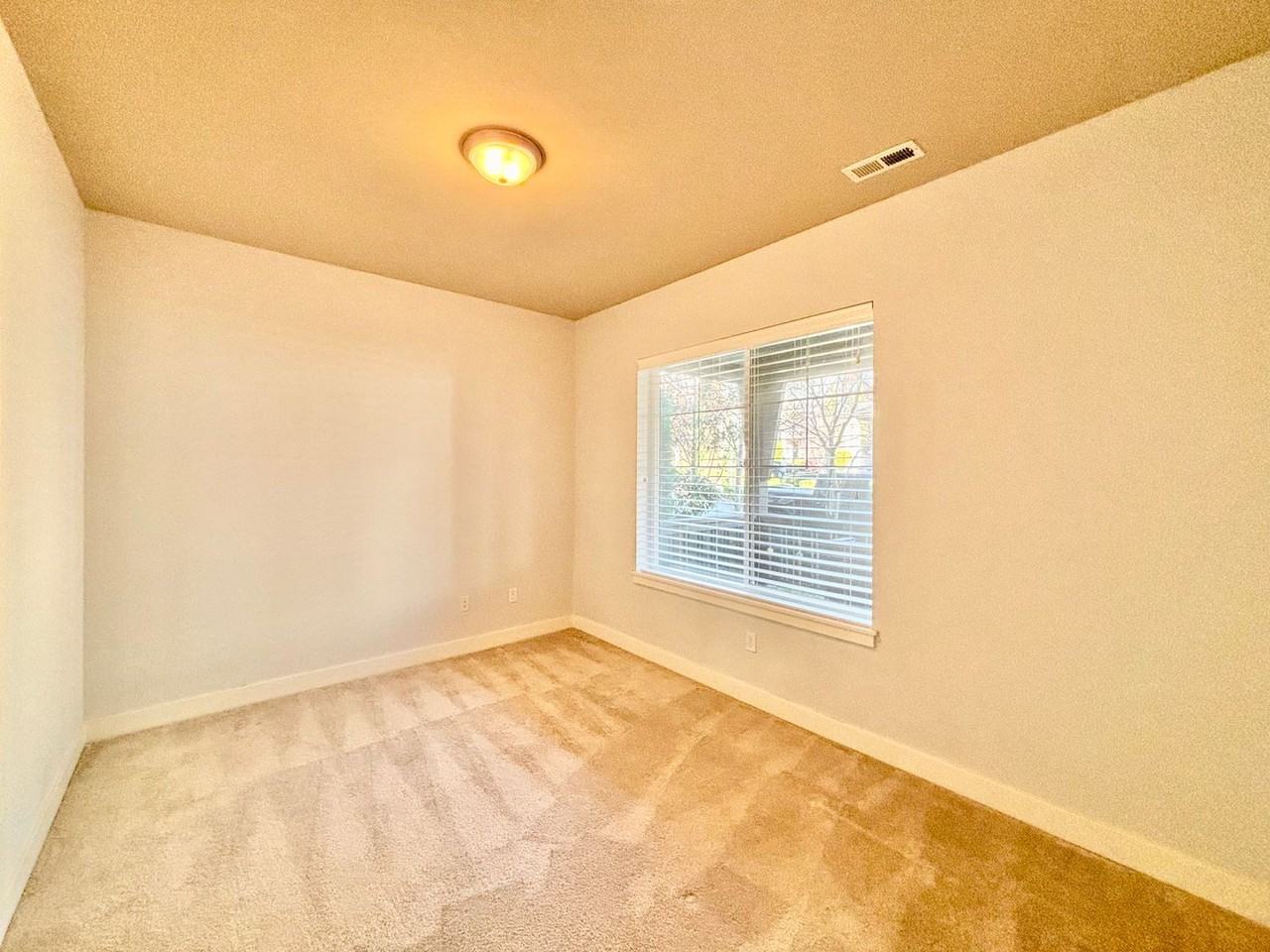 959 3rd Ave Ne - Photo 4 of 26