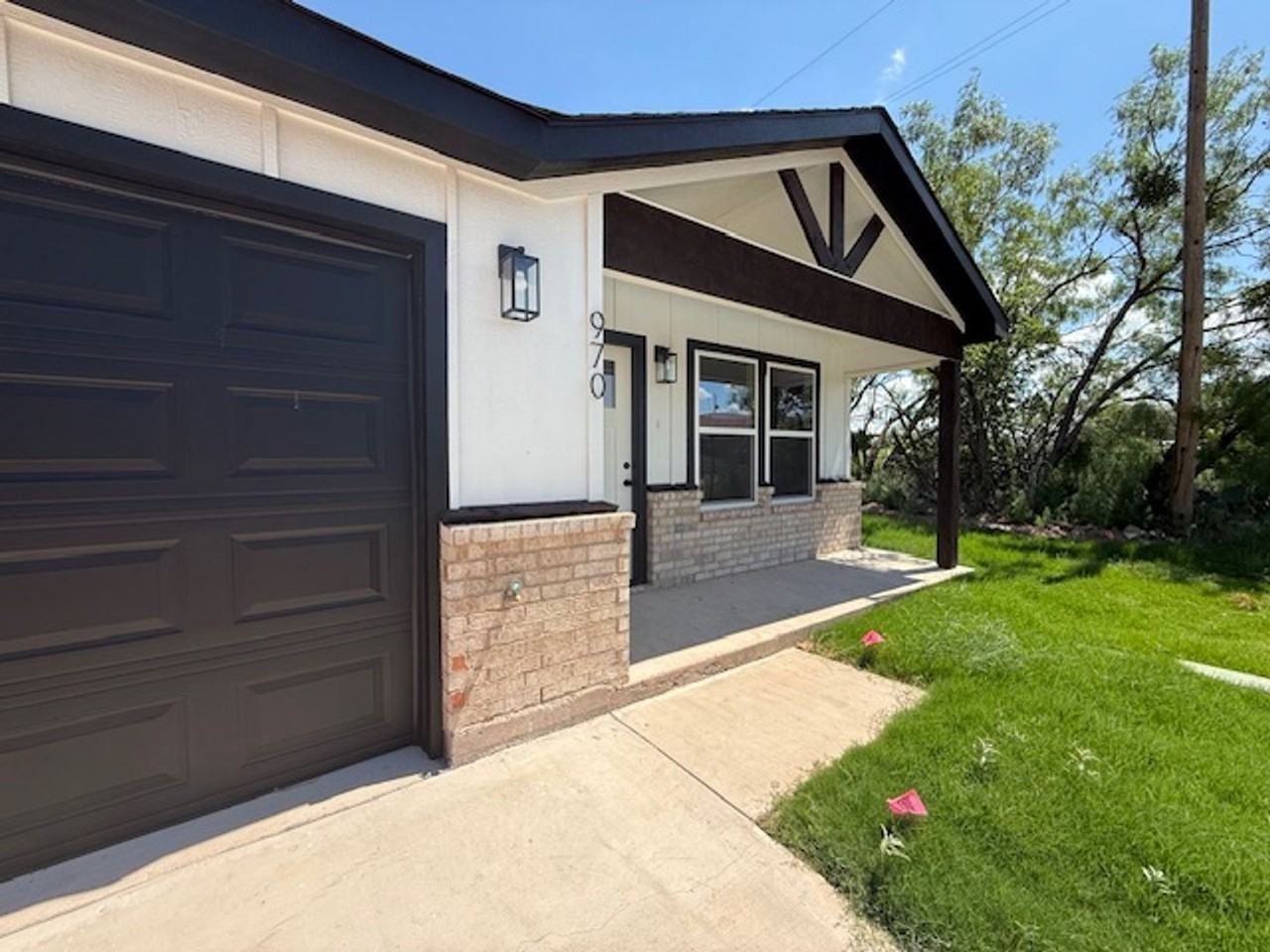 970 Minda St - Photo 2 of 16