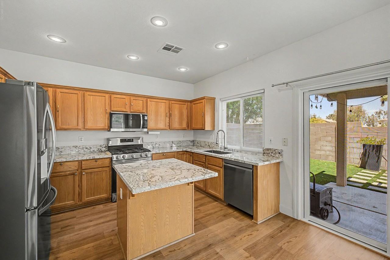 1078 Little Rock Way - Photo 4 of 28
