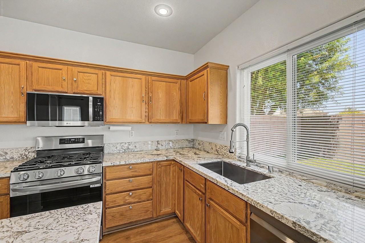1078 Little Rock Way - Photo 5 of 28