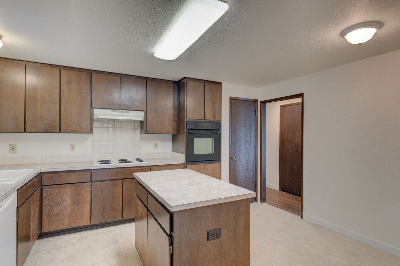 1601 Mckinnon Dr - Photo 3 of 28