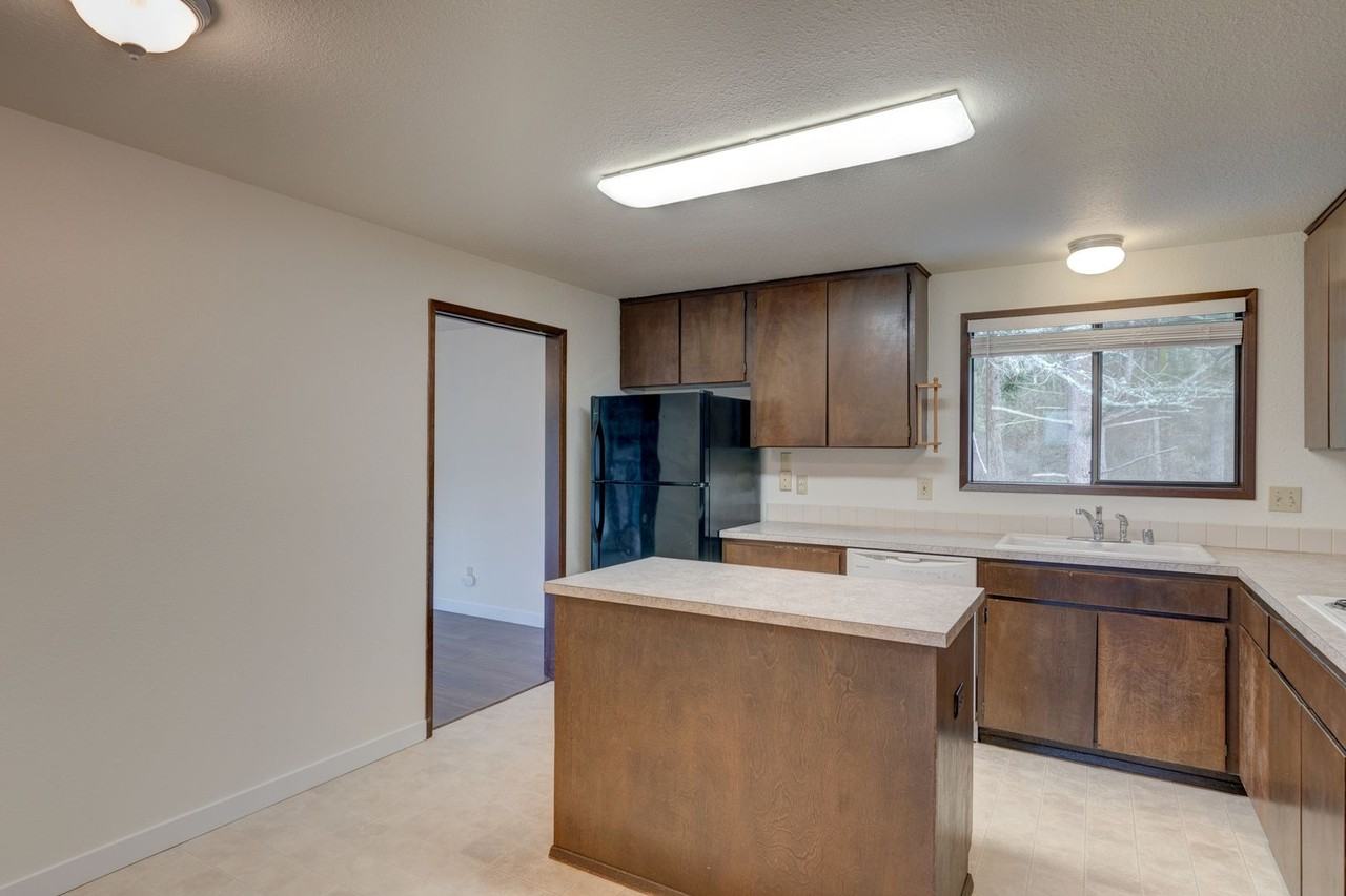 1601 Mckinnon Dr - Photo 4 of 28