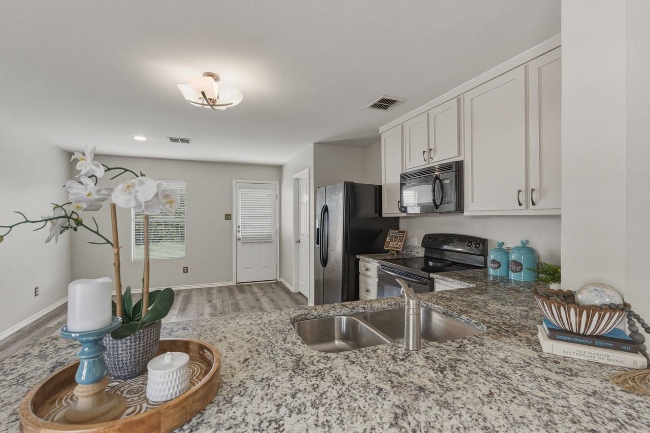1210 Augustin Dr - Photo 4 of 40