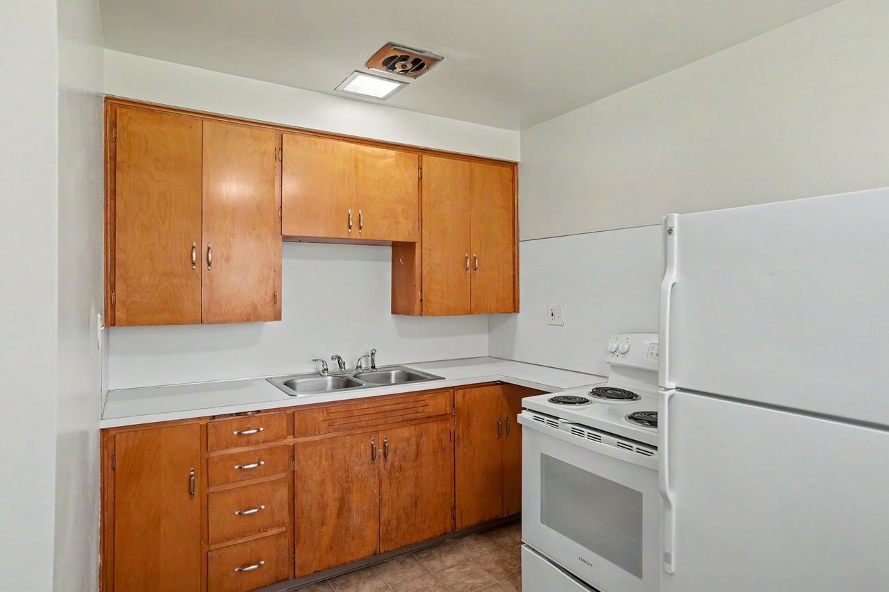 086-Friendship Court Apartments - Photo 2 of 19