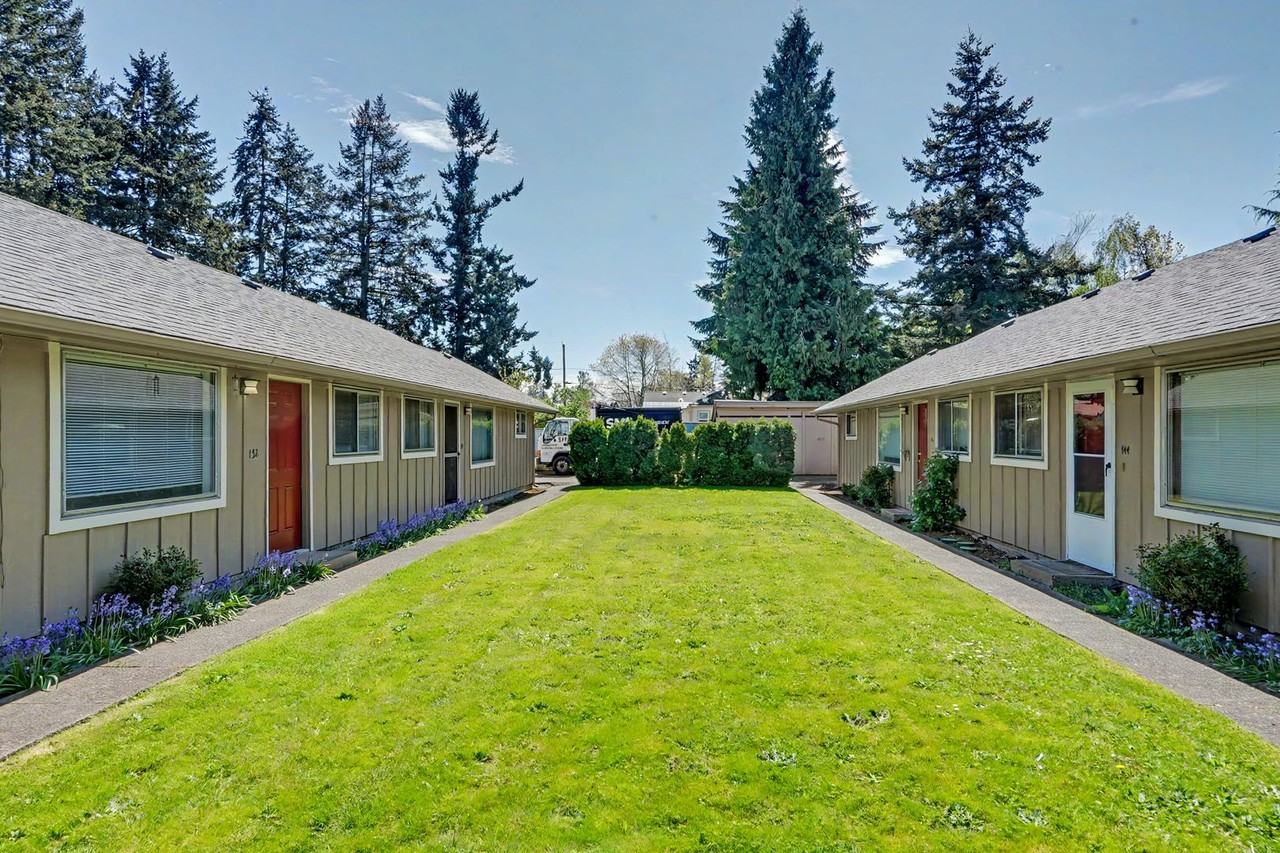 086-Friendship Court Apartments - Photo 4 of 19