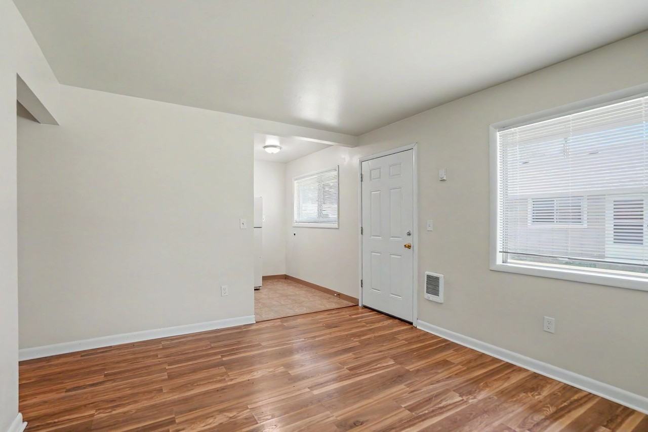 086-Friendship Court Apartments - Photo 5 of 19