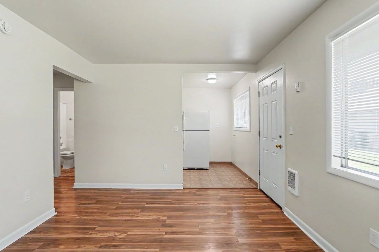 086-Friendship Court Apartments - Photo 6 of 19