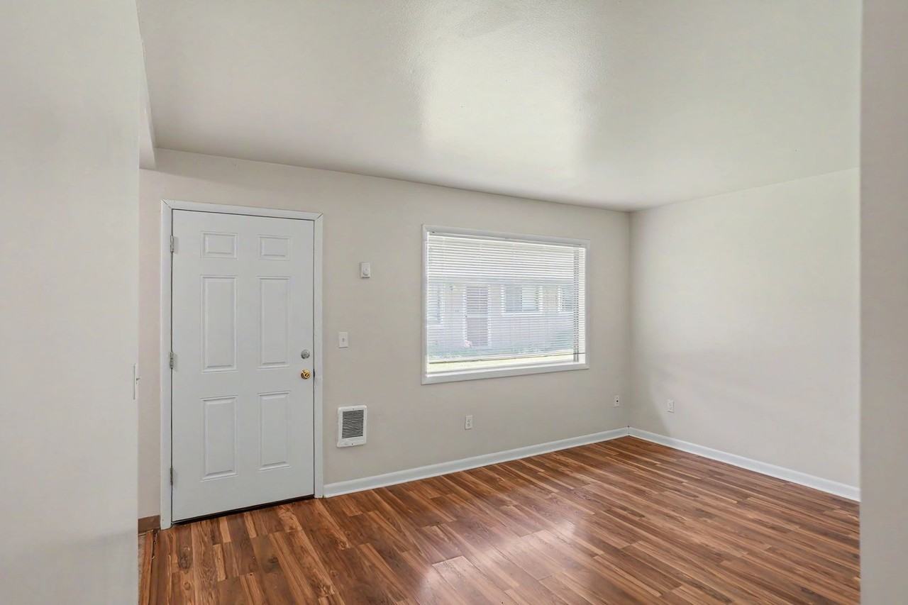 086-Friendship Court Apartments - Photo 7 of 19