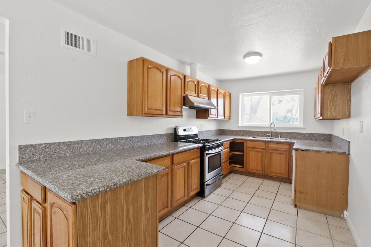 10743 Cass St - Photo 3 of 11