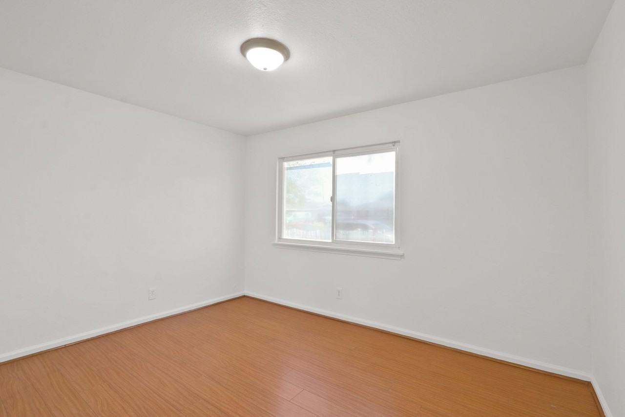 10743 Cass St - Photo 5 of 11