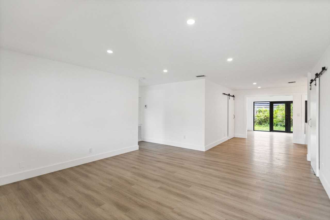 3743 Ne 16th Ter - Photo 2 of 29