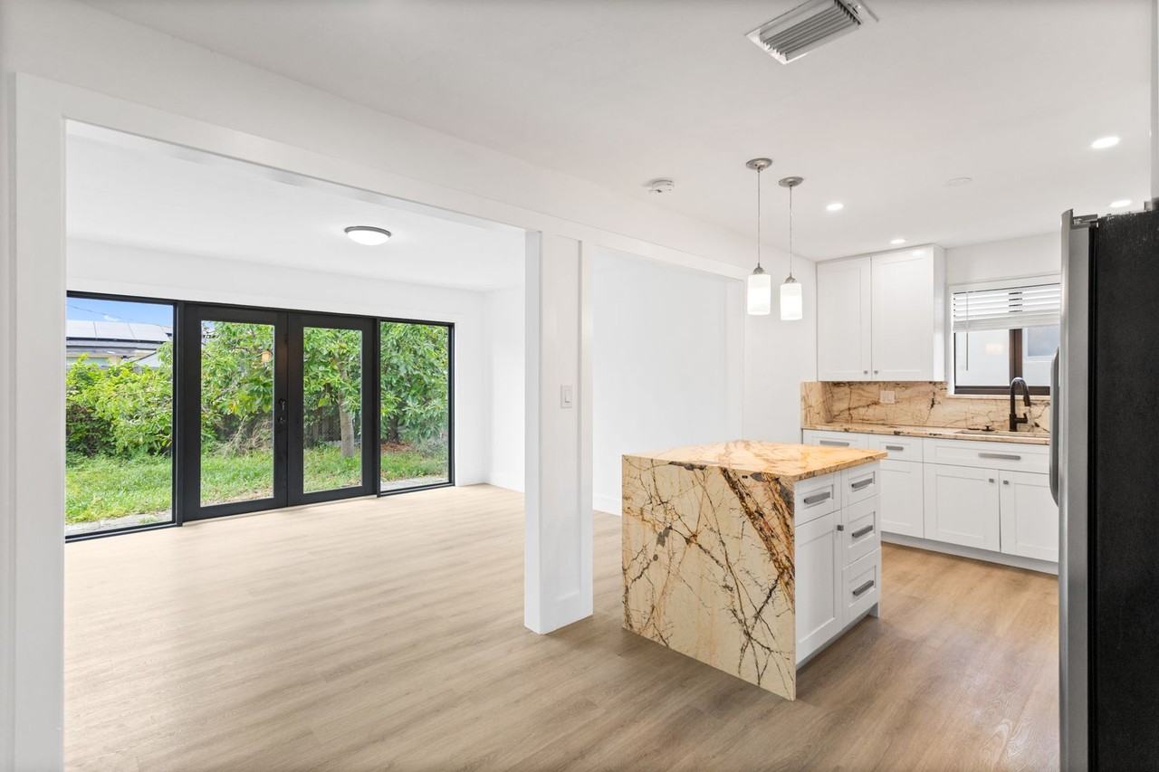 3743 Ne 16th Ter - Photo 4 of 29