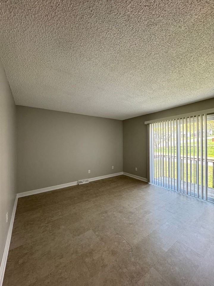 1104 E South Ave - Photo 2 of 11